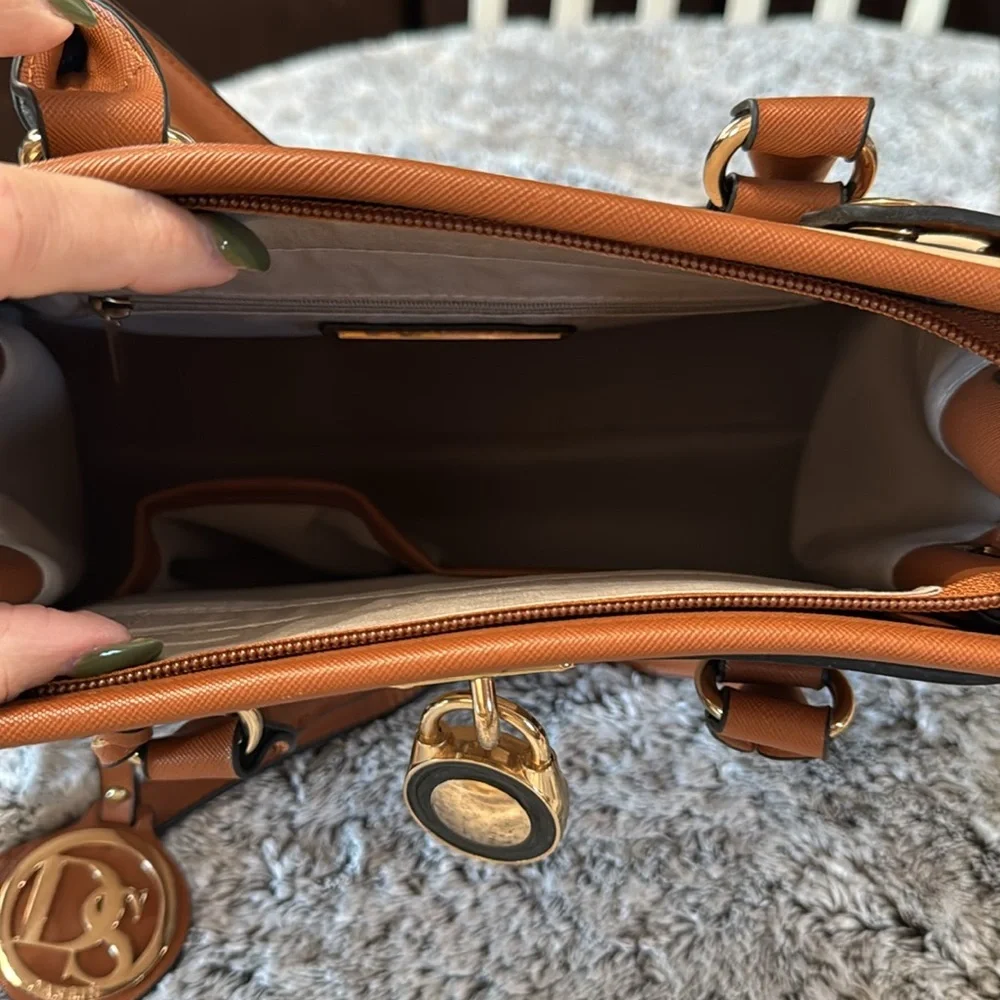 NWOT Dasien Ladies Handbag Satchel Tan Cream Colors Gold Hardware Zip Long Strap